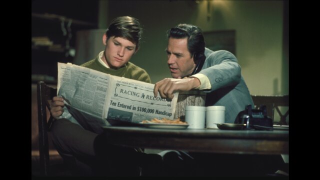 テニス靴をはいたコンピューター